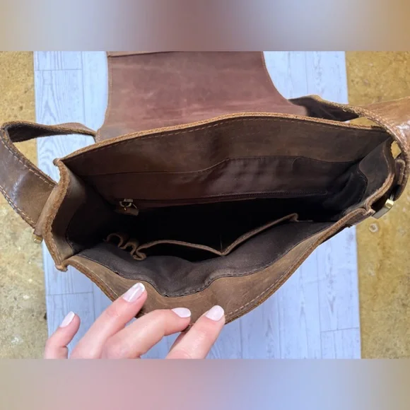 Vintage-Style Brown Leather Messenger Bag for Men - Picture 5 of 7